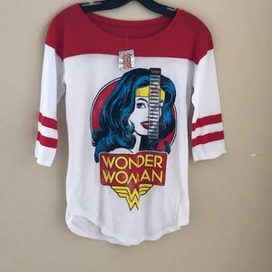 NWT Wonder Women three quarter sleeve shirt. Small